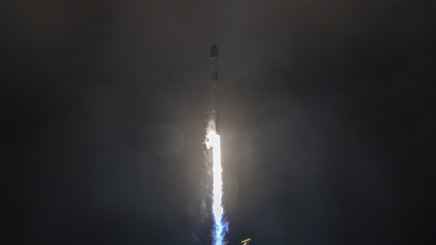 猎鹰9号从范登堡太空军基地升空